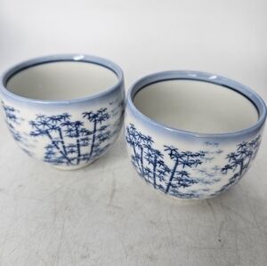 A pair‎ of sake cups/soy sauce dishes